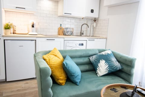 Kitchen or kitchenette, Living room, Seating area, minibar, stove