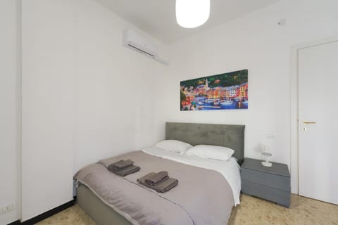 Bed, Photo of the whole room, Bedroom, towels, air conditioner