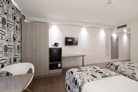 Bed, TV and multimedia, minibar