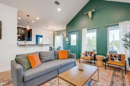 The Outlook - Spa and deck views of Hill Country House in Rio Grande