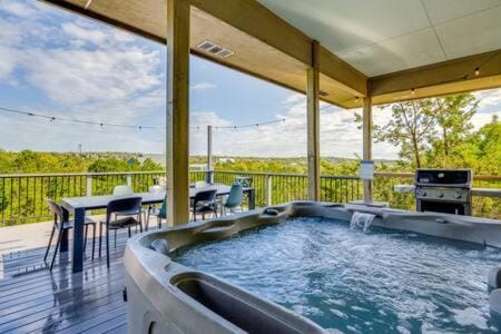 The Outlook - Spa and deck views of Hill Country House in Rio Grande