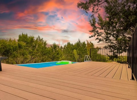 The Outlook - Spa and deck views of Hill Country House in Rio Grande