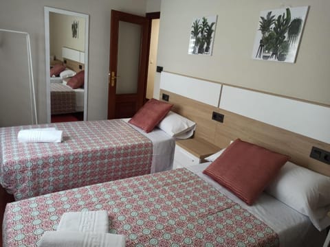 Bed, TV and multimedia, Photo of the whole room, Bedroom, towels