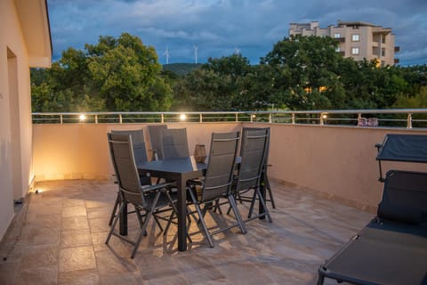 View (from property/room), Balcony/Terrace, Dining area