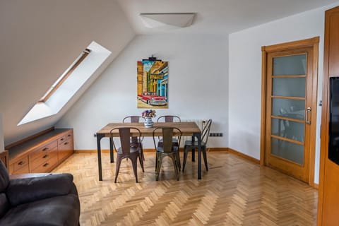 TV and multimedia, Living room, Seating area, Evening entertainment