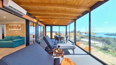 Property building, View (from property/room), View (from property/room), Balcony/Terrace, Balcony/Terrace, Living room, Dining area, Sea view, Sea view, sunbed