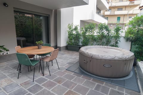 Day, Garden, Hot Tub, Dining area, Garden view