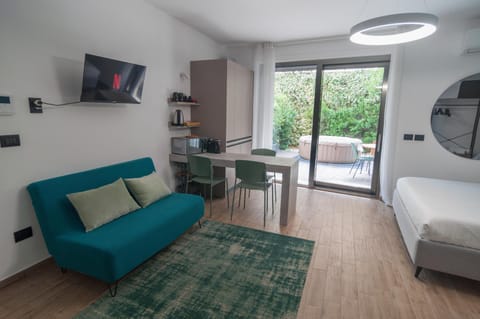 Hot Tub, TV and multimedia, Living room, Photo of the whole room, Dining area, Garden view