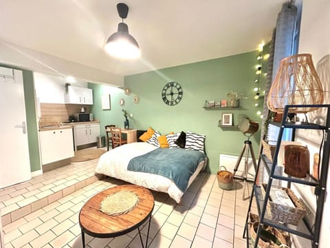 Bed, Photo of the whole room, Dining area