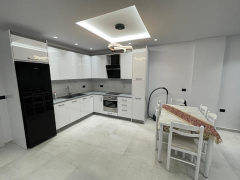 Kitchen or kitchenette, Dining area, dishwasher, oven, pet friendly