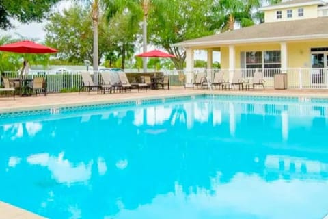 Property building, Day, Pool view, Swimming pool, sunbed