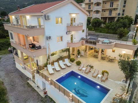 Property building, Patio, Night, Neighbourhood, Pool view, Street view, Swimming pool, Location, Parking, sunbed