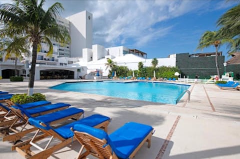 Day, Swimming pool, sunbed