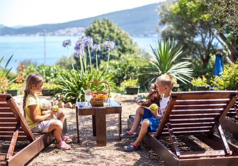 Guests, Garden view, young children