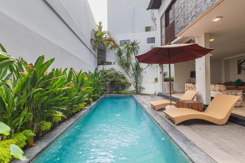 Property building, Patio, Day, Garden, Seating area, Garden view, sunbed