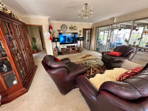 Karaoke, Living room