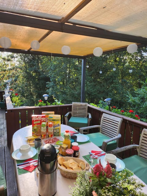 Patio, Garden, View (from property/room), Balcony/Terrace, Living room, Food and drinks, Dining area, Food, Garden view, Breakfast, Continental breakfast