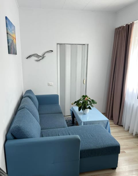 Bed, Living room, Photo of the whole room, Seating area, Bedroom