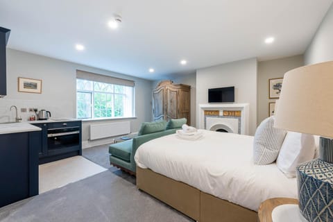 Bed, Kitchen or kitchenette, Photo of the whole room, Seating area, Bedroom