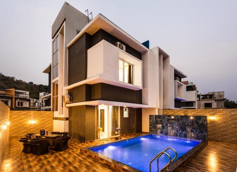 Property building, Patio, Day, Pool view, Swimming pool, Swimming pool, sunbed