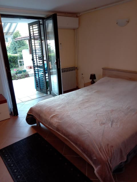 Bed, Bedroom, heating, air conditioner