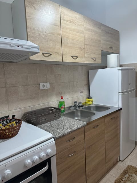 Kitchen or kitchenette, dishwasher