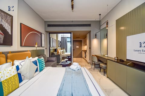Bed, TV and multimedia, Living room, Photo of the whole room, Seating area, Bedroom
