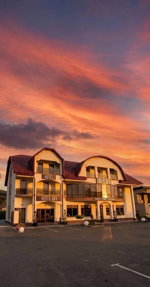 Property building, Day, Sunrise, Sunset, Parking