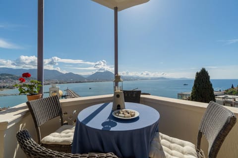 Natural landscape, Coffee/tea facilities, View (from property/room), Balcony/Terrace, Seating area, Dining area, Mountain view, Sea view