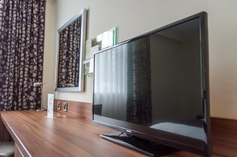 Bed, TV and multimedia, Coffee/tea facilities, Decorative detail, Bedroom, Pets, Pets, children, young children, older children, Family, hair dryier, pet friendly, pet friendly