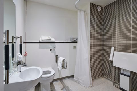 Shower, Toilet, Bathroom, Facility for disabled guests, towels, acessibility