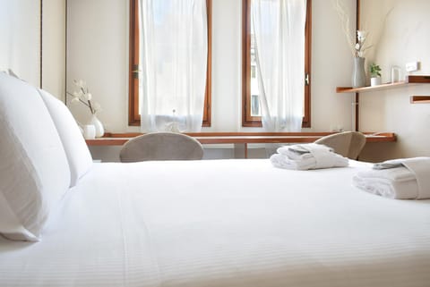 Bed, Bedroom, towels