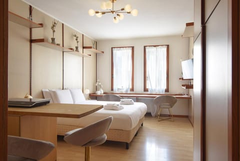 Bed, TV and multimedia, Bedroom