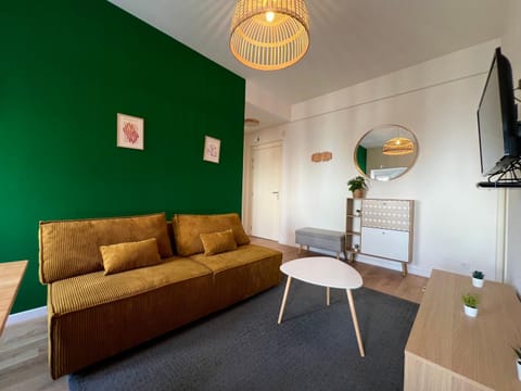 Communal lounge/ TV room, TV and multimedia, Living room, Seating area, Evening entertainment