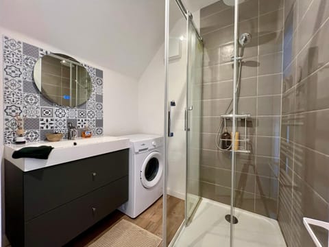 Shower, Bathroom, towels, washing machine, dryer