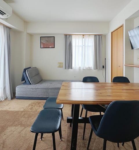TV and multimedia, Living room, Seating area, Dining area, air conditioner