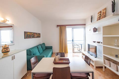 TV and multimedia, Living room, Photo of the whole room, Dining area, hair dresser