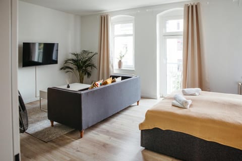 Bed, TV and multimedia, Photo of the whole room, Bedroom, towels