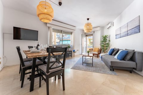 TV and multimedia, Living room, Seating area, Dining area, Evening entertainment, air conditioner