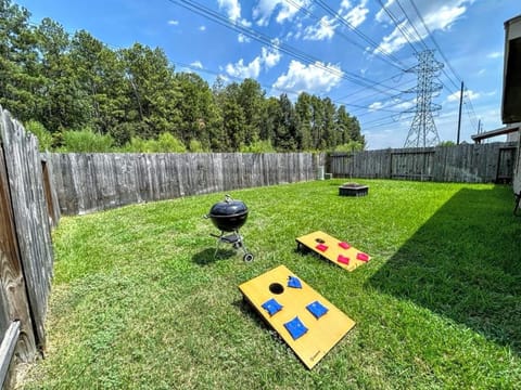 Cozy Getaway Nr Airport WiFi BBQ Yard Pet House in Humble