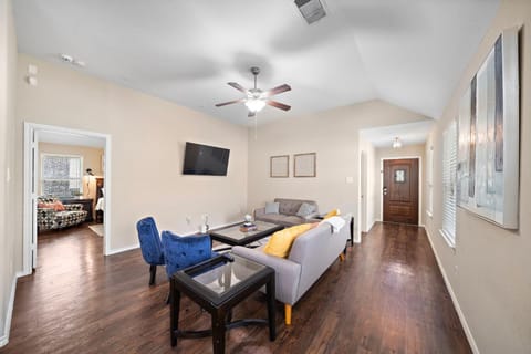 Cozy Getaway Nr Airport WiFi BBQ Yard Pet House in Humble