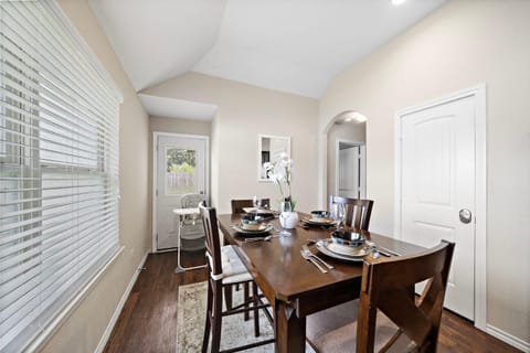 Cozy Getaway Nr Airport WiFi BBQ Yard Pet House in Humble