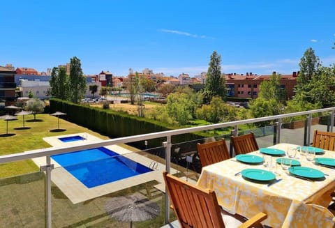 View (from property/room), Balcony/Terrace, Dining area, Pool view