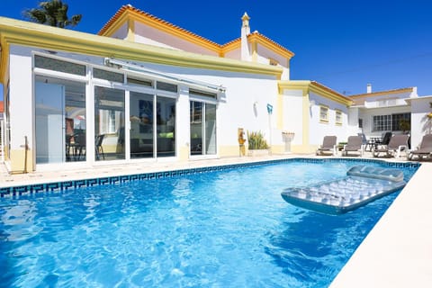 Property building, Day, Pool view, Swimming pool, sunbed