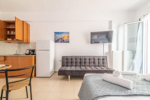 Bed, Kitchen or kitchenette, Seating area, Dining area