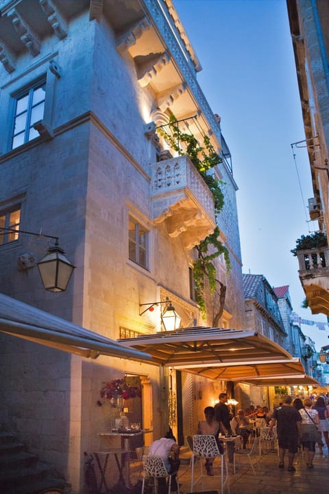 Restaurant/places to eat, Facade/entrance