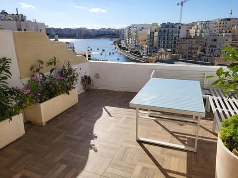 Day, View (from property/room), Balcony/Terrace, Living room, Seating area, City view, Sea view