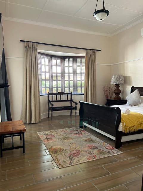 Bed, Photo of the whole room, Seating area, Bedroom