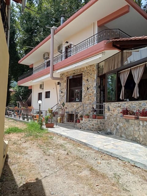 Property building, Spring, Day, Garden, View (from property/room), Balcony/Terrace, Garden view