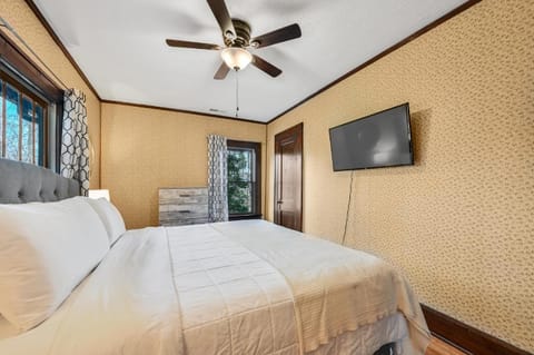 Unique Cabin With Hot Tub Close to Town Cabin in Asheville